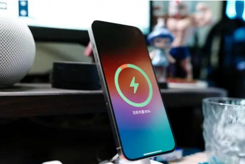南沙苹果15换屏服务分享用什么充电器给iPhone15充电更好 